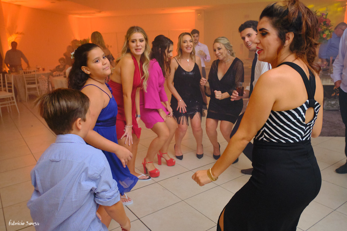 Isadora Chaves dançando e se divertindo muito na sua festa de formatura