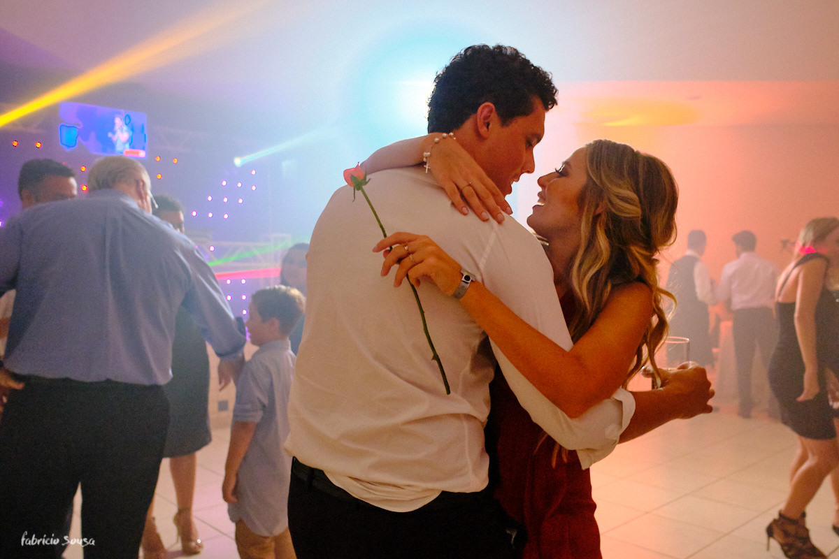 Isadora Chaves dançando e se divertindo muito com seu namorado na sua festa de formatura