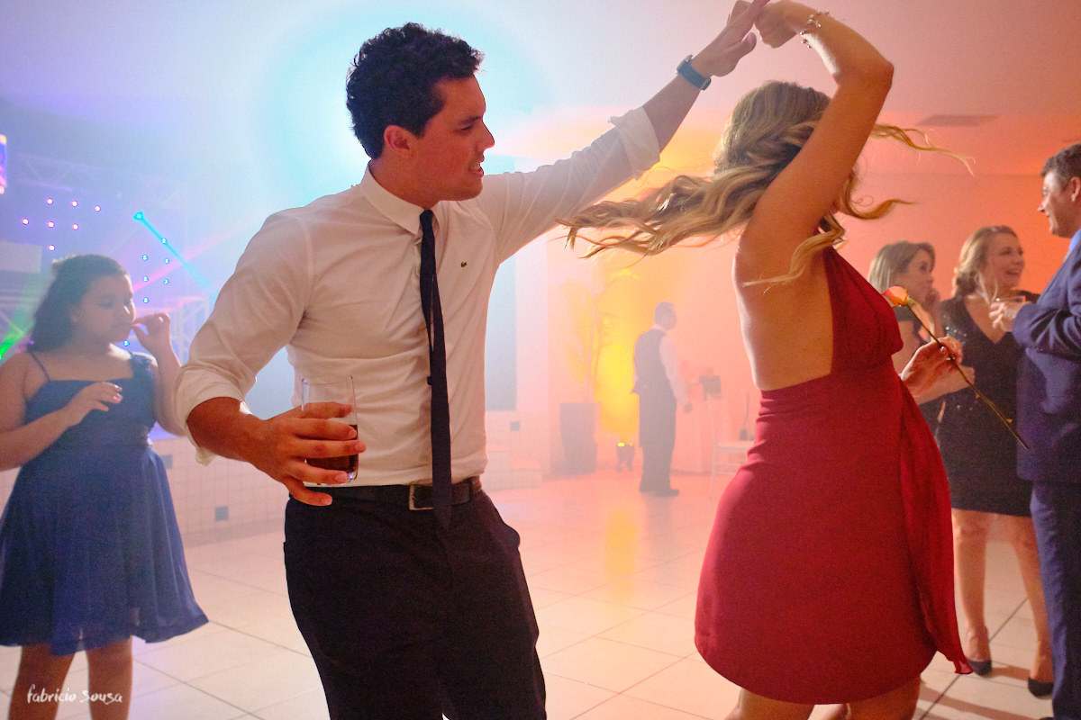 Isadora Chaves dançando e se divertindo muito com seu namorado na sua festa de formatura