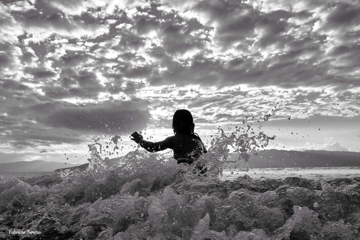 Bruna aproveitou muito a sessao fotografica brincando no mar