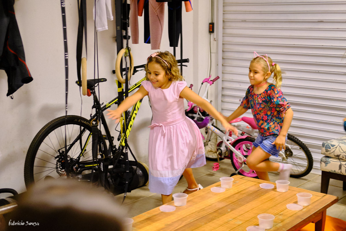 aniversariante Luana correndo e brincando muito na sua festa em casa em Floripa