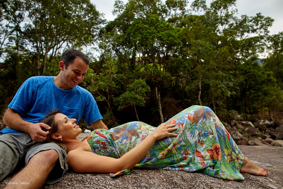 casal gestante Aline Galdino e Ítalo na cachoeira da cobrinha na Palhoça