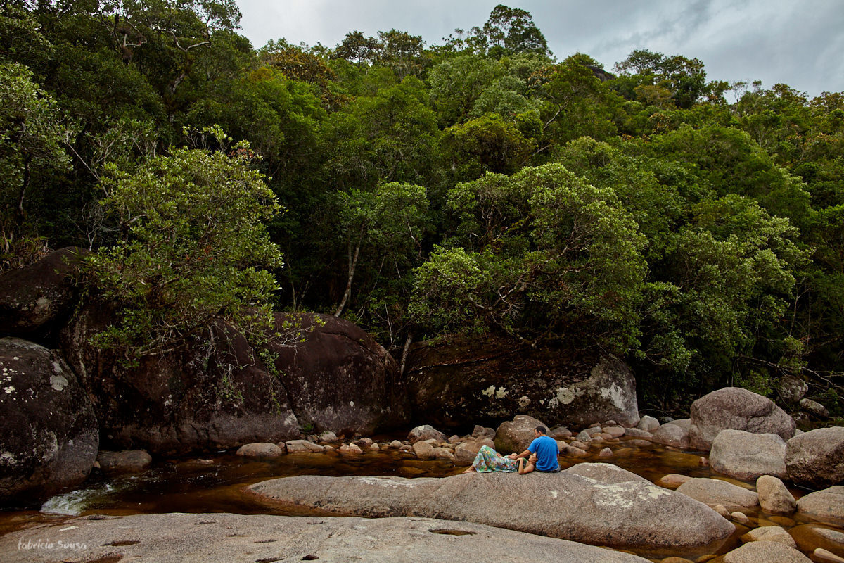 casal gestante Aline Galdino e Ítalo à beira do rio em ensaio fotográfico