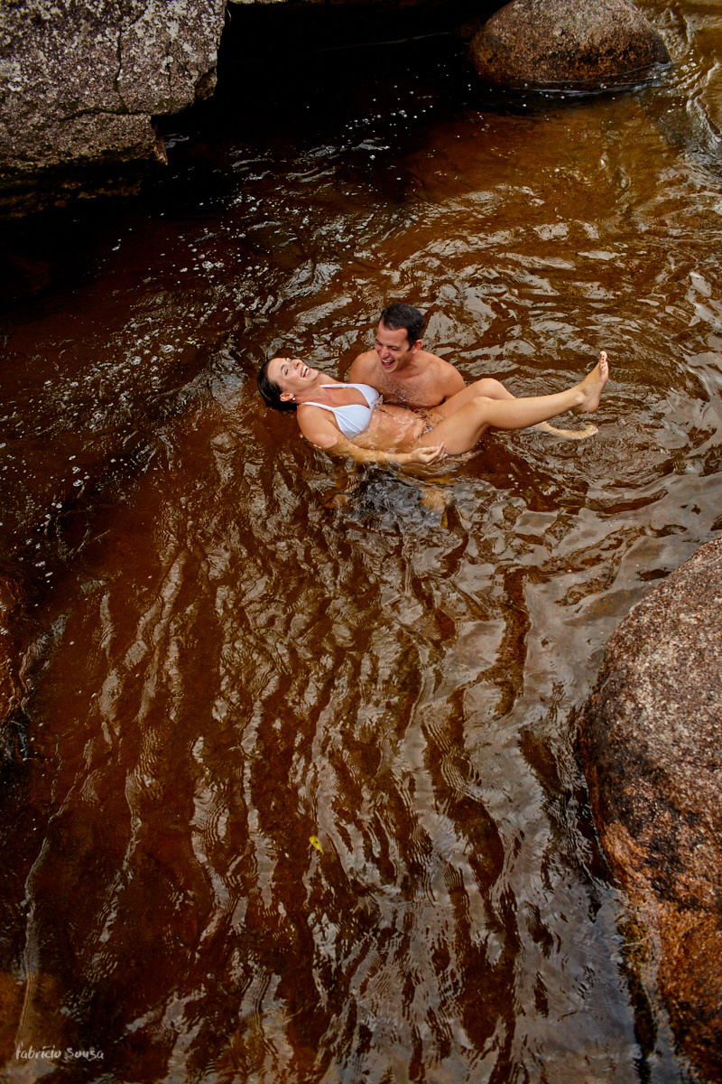 mãe e pai se divertindo à espera da filha Vitória em ensaio de grávida com 27 semanas de gestação
