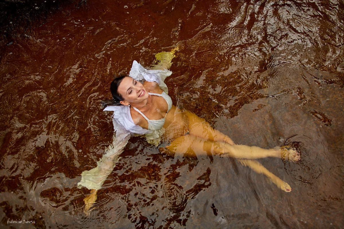 Aline Galdino cuatindo a água da cachoeira da Cobrinha na Palhoça em sessão fotográfica gestante grande Florianópolis