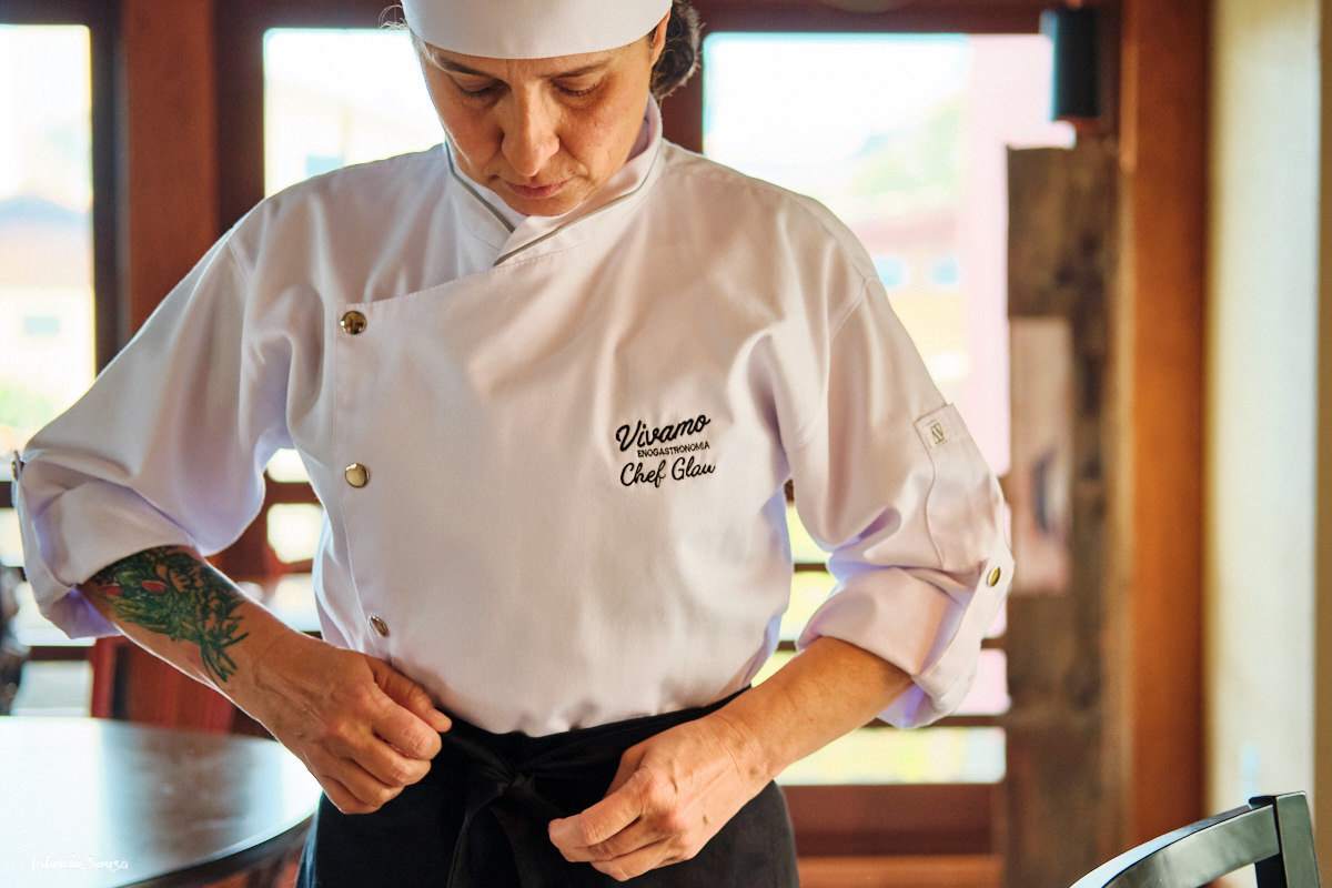 a chef Glau Zoldan se preparando para o trabalho