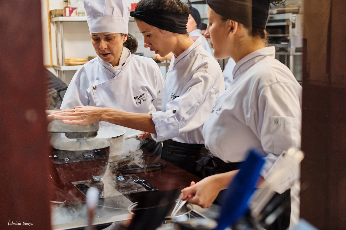 chef Glau Zoldan supervisionando o preparo dos pratos por sua equipe no Vivamo