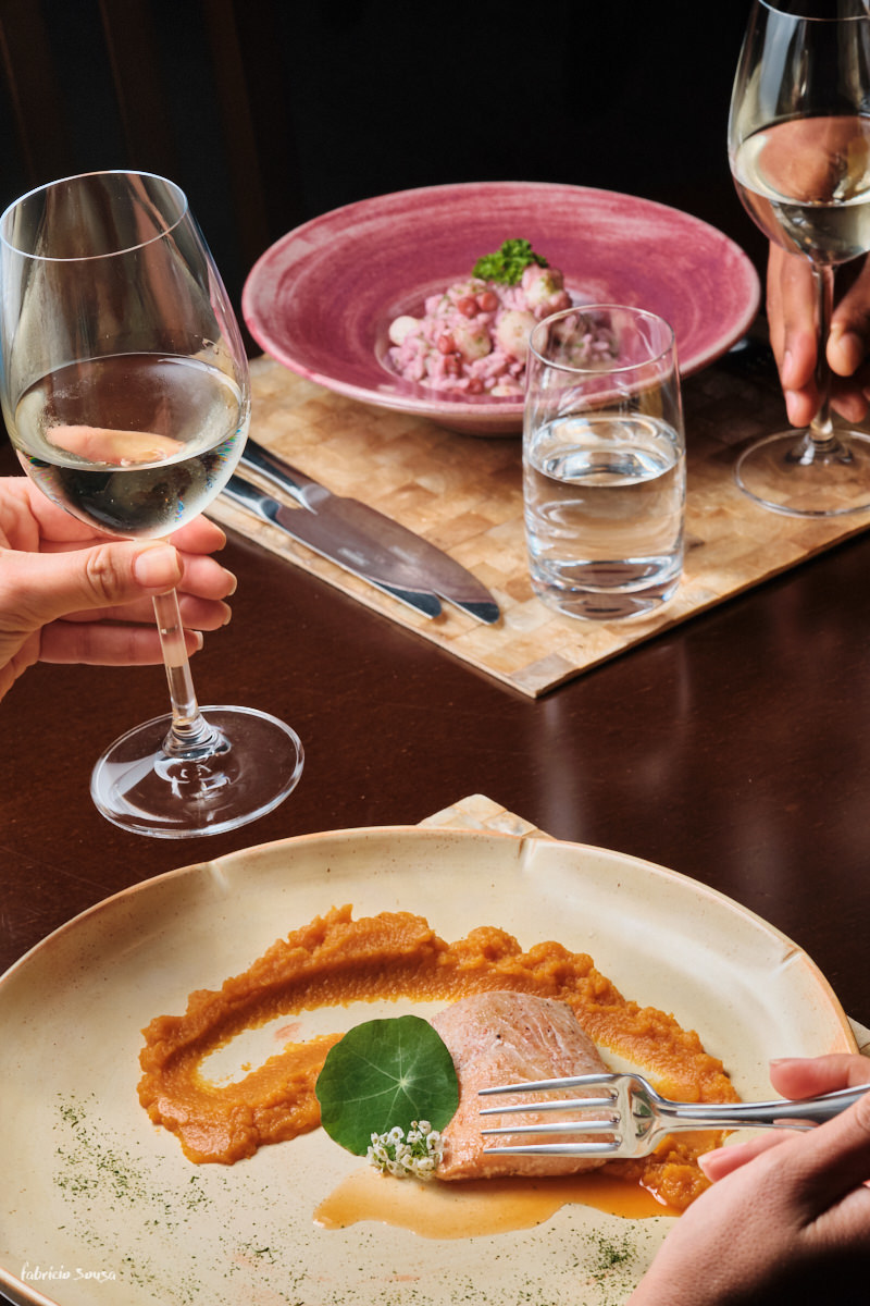 delicioso peixe servido para experiencia no jantar gastronomico