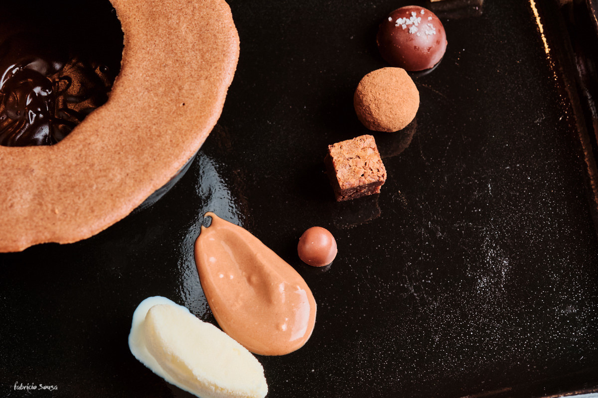 sobremesa de chocolate elaborada pela chef Glau Zoldan na praia da Gamboa em Garopaba