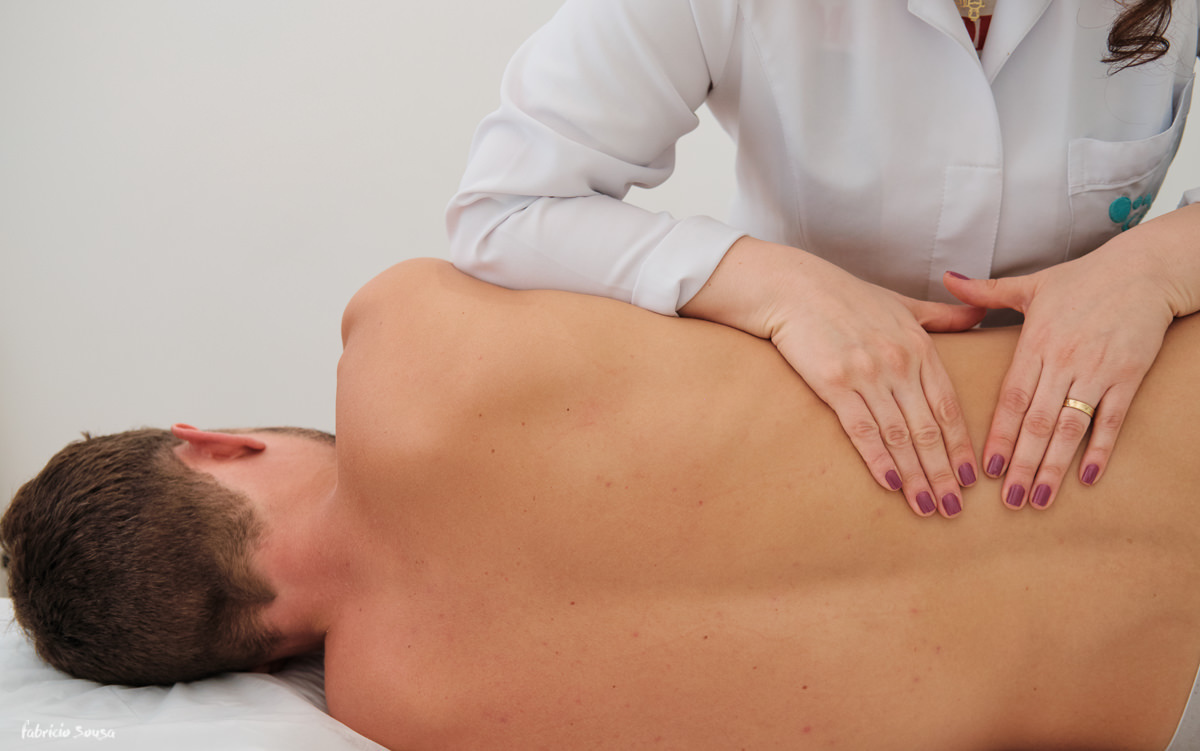 detalhe do tratamento de osteopatia da fisioterapeuta