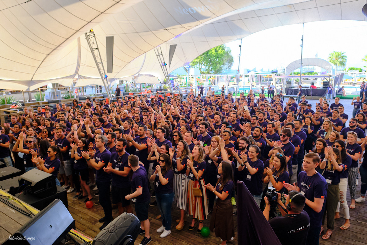 aplauso no encerramento da festa de final de ano da Neoway