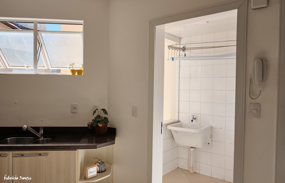 área de serviço e parte da cozinha na fotografia de apartamento para venda de imóvel