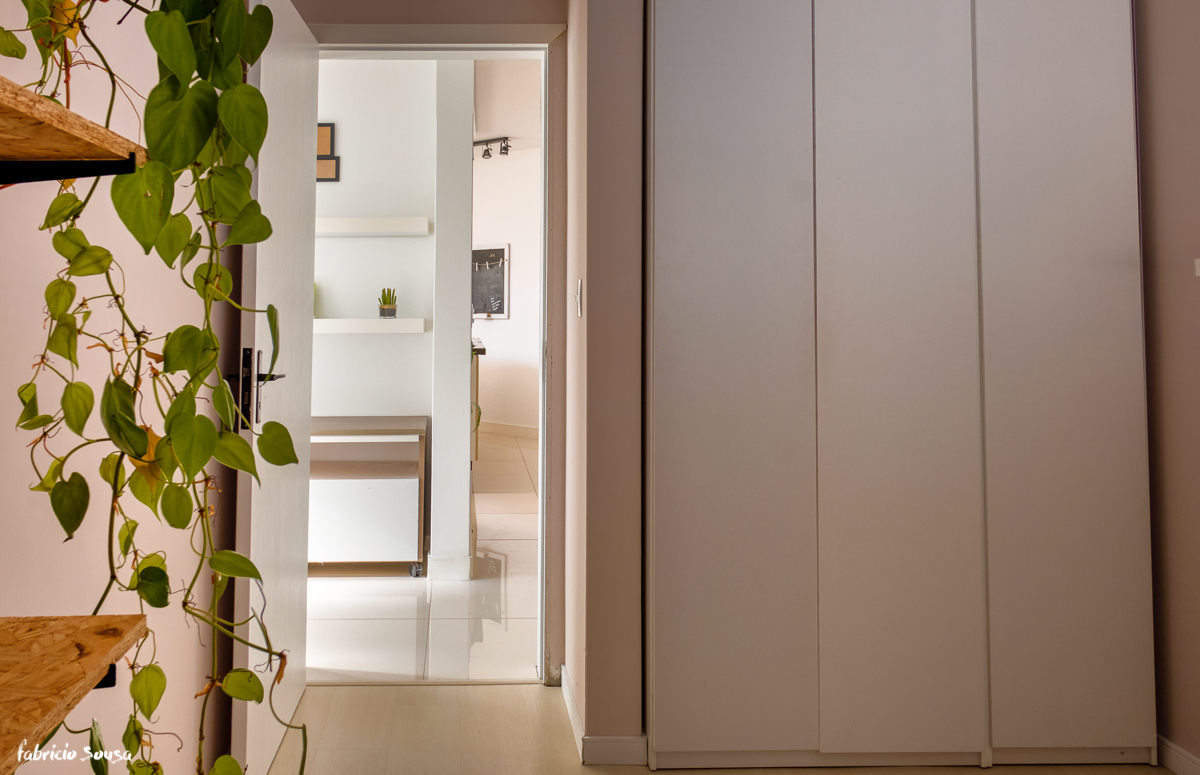 detalhe do roupeiro embutido do apartamento a venda