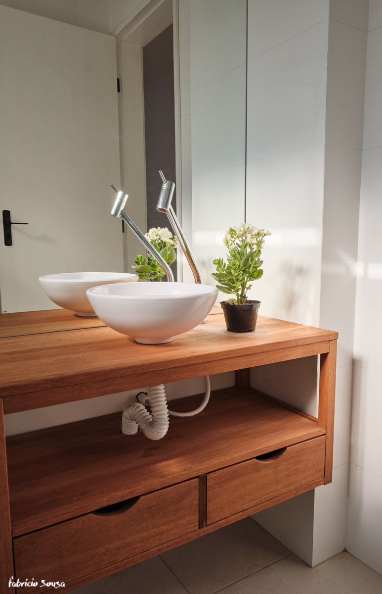 banheiro com bancada em madeira para anunciar na internet para vender
