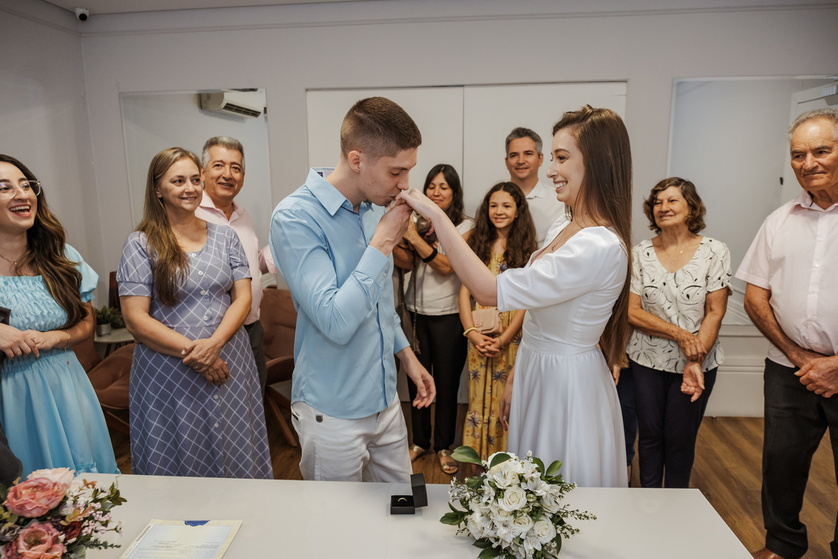 Casamento civil no 39º Cartório de São Paulo, com noivos felizes após a cerimônia.