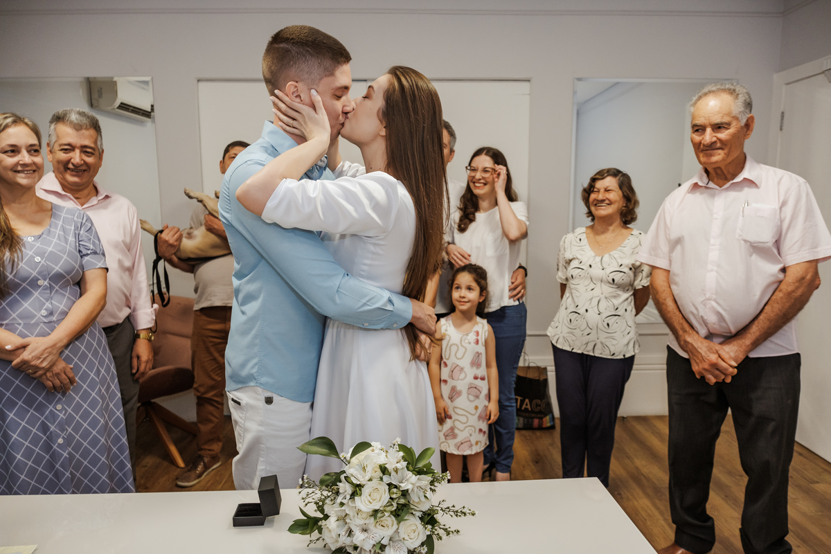 Casamento civil no 39º Cartório de São Paulo, com noivos felizes após a cerimônia.