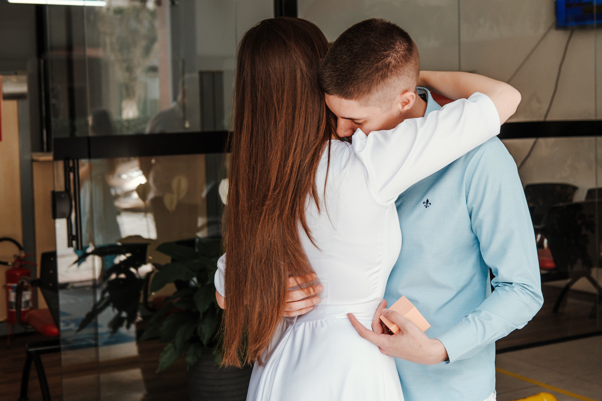 Casamento civil no 39º Cartório de São Paulo, com noivos felizes após a cerimônia.