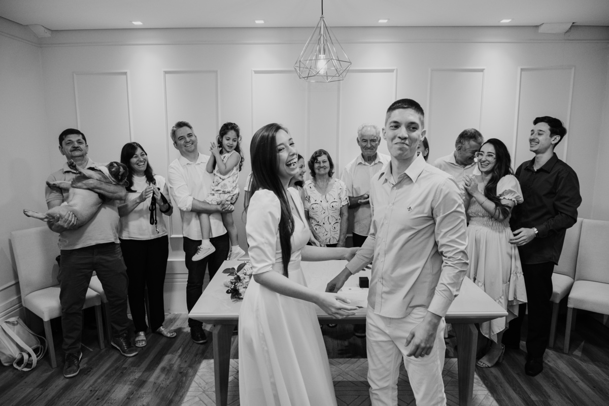 Casamento civil no 39º Cartório de São Paulo, com noivos felizes após a cerimônia.