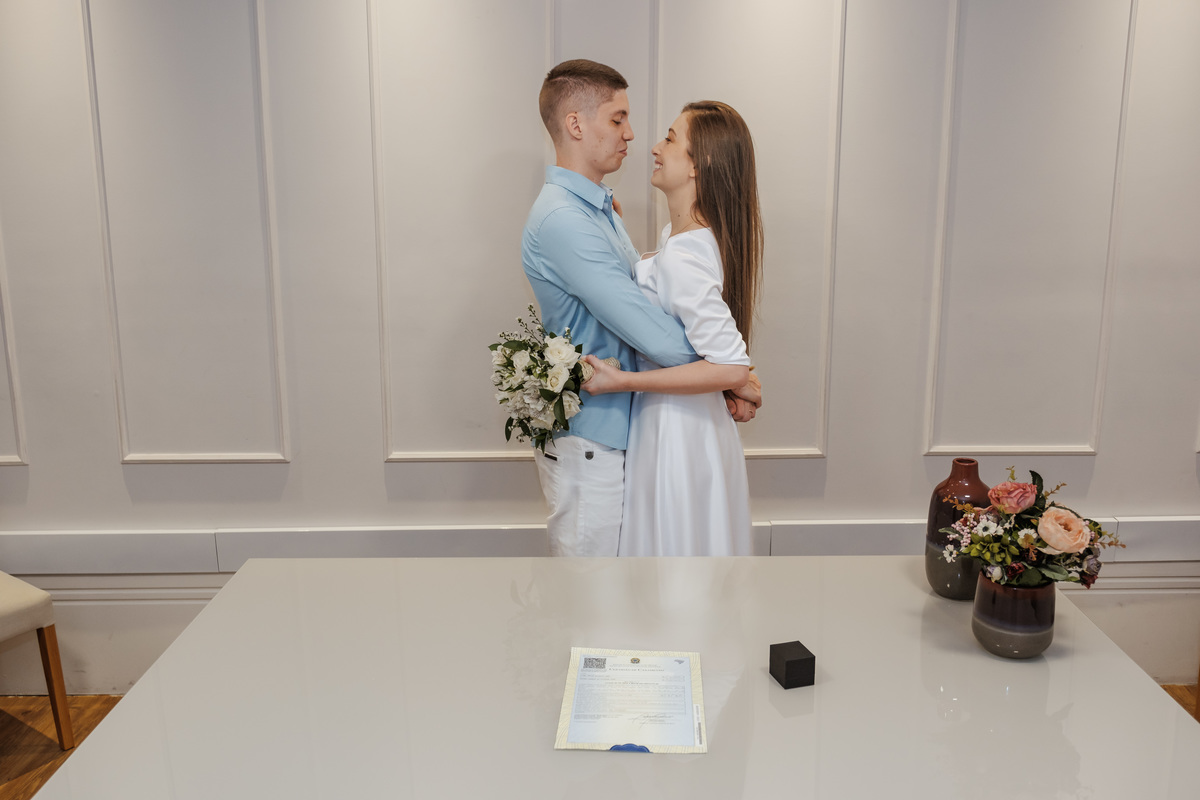 Casamento civil no 39º Cartório de São Paulo, com noivos felizes após a cerimônia.