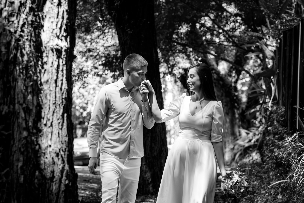 Casamento civil no 39º Cartório de São Paulo, com noivos felizes após a cerimônia.
Ensaio pós-casamento no cartório, com fotos autênticas e naturais.