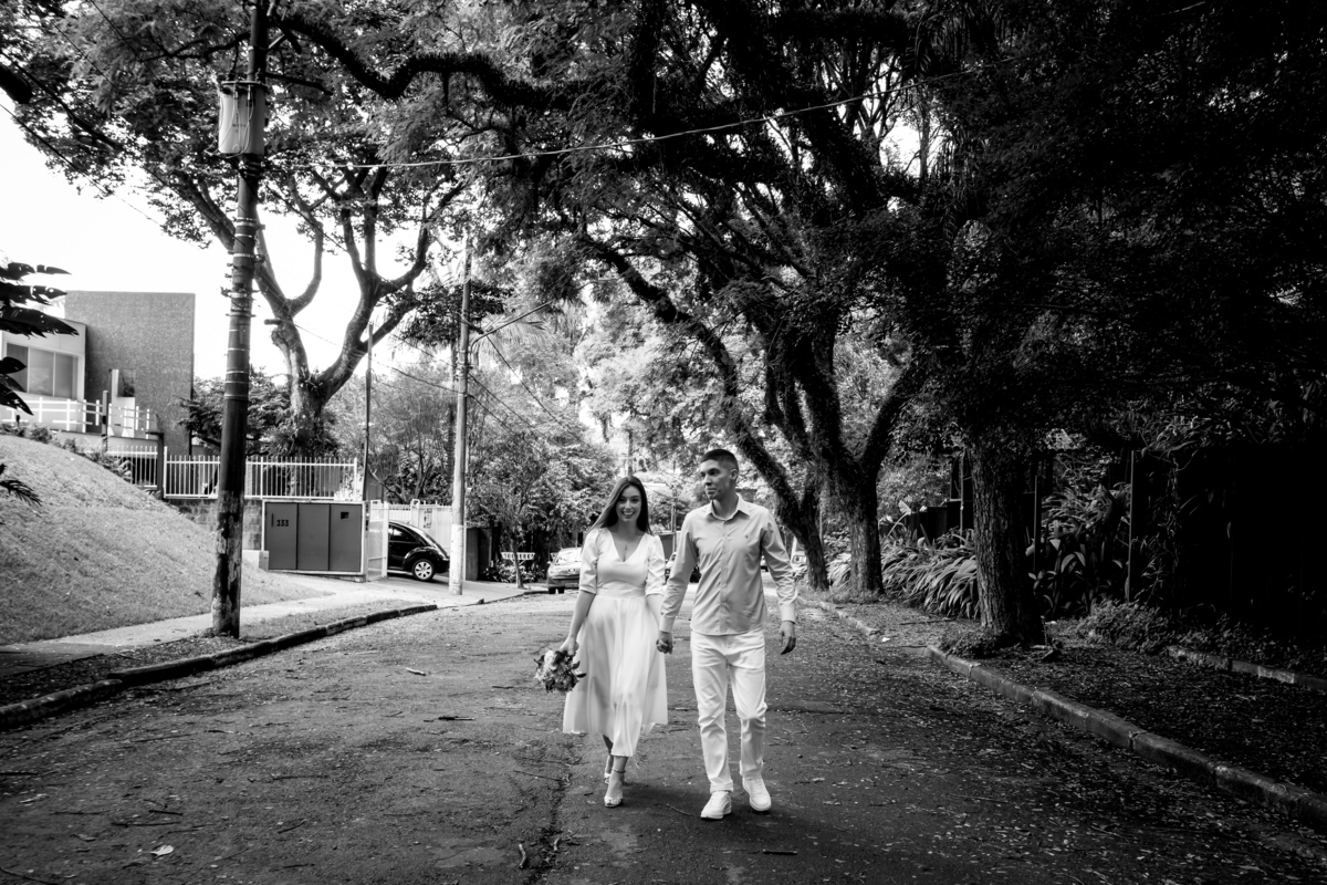 Casamento civil no 39º Cartório de São Paulo, com noivos felizes após a cerimônia.Ensaio pós-casamento no cartório, com fotos autênticas e naturais.