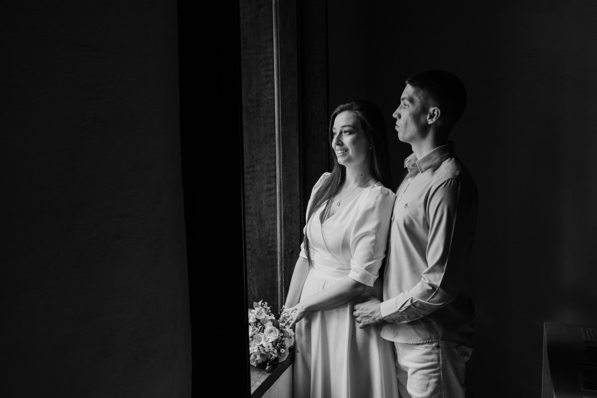 Casamento civil no 39º Cartório de São Paulo, com noivos felizes após a cerimônia.Ensaio pós-casamento no cartório, com fotos autênticas e naturais.