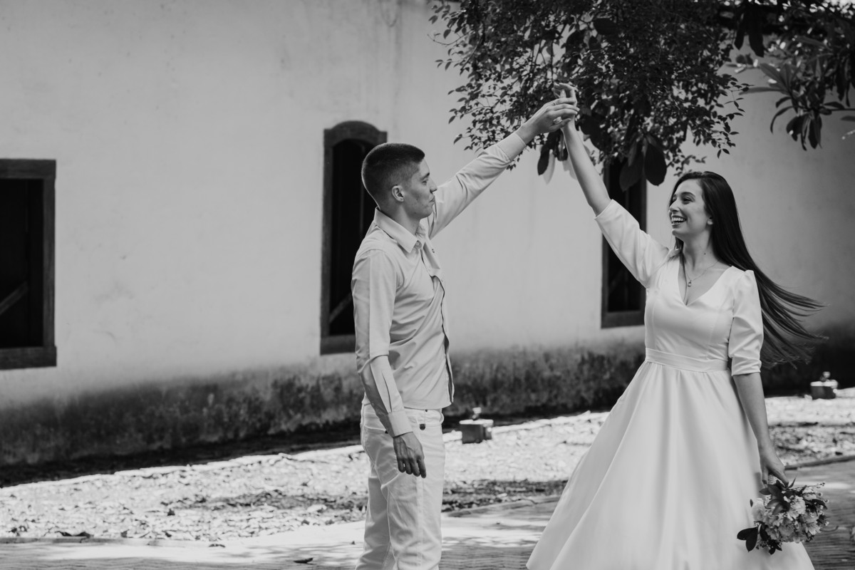 Casamento civil no 39º Cartório de São Paulo, com noivos felizes após a cerimônia.Ensaio pós-casamento no cartório, com fotos autênticas e naturais.