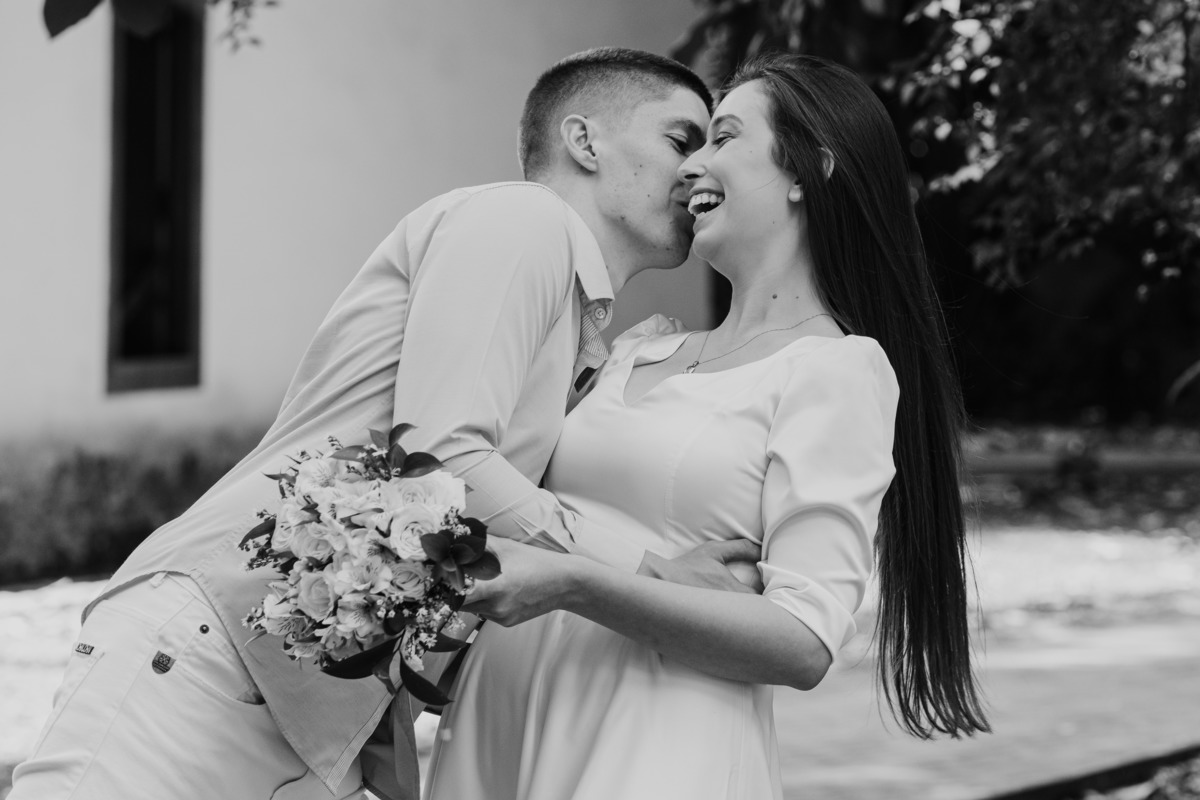 Casamento civil no 39º Cartório de São Paulo, com noivos felizes após a cerimônia.Ensaio pós-casamento no cartório, com fotos autênticas e naturais.