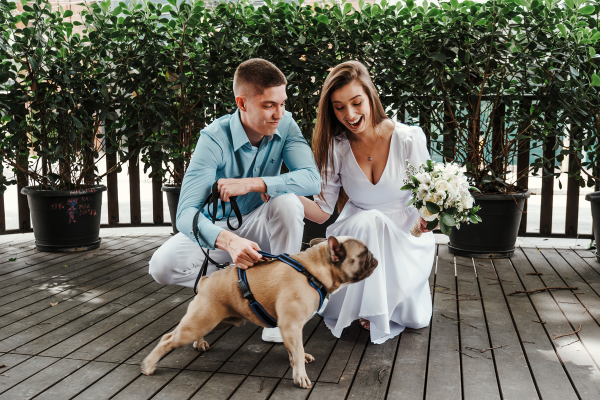 Casamento civil no 39º Cartório de São Paulo, com noivos felizes após a cerimônia.