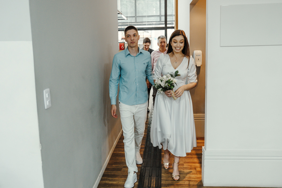 Casamento civil no 39º Cartório de São Paulo, com noivos felizes após a cerimônia.