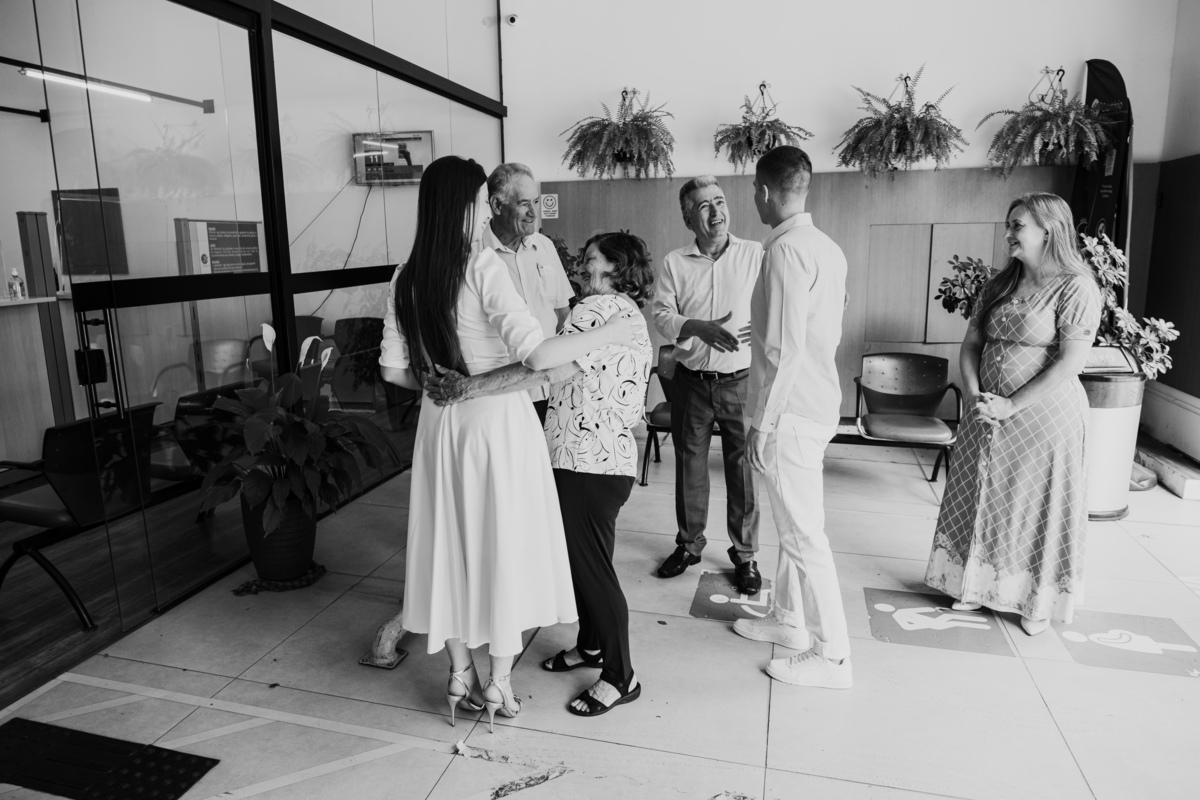 Casamento civil no 39º Cartório de São Paulo, com noivos felizes após a cerimônia.