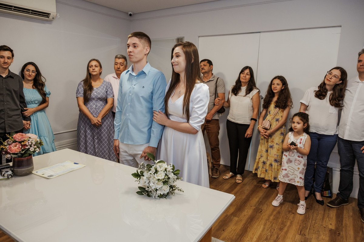 Casamento civil no 39º Cartório de São Paulo, com noivos felizes após a cerimônia.