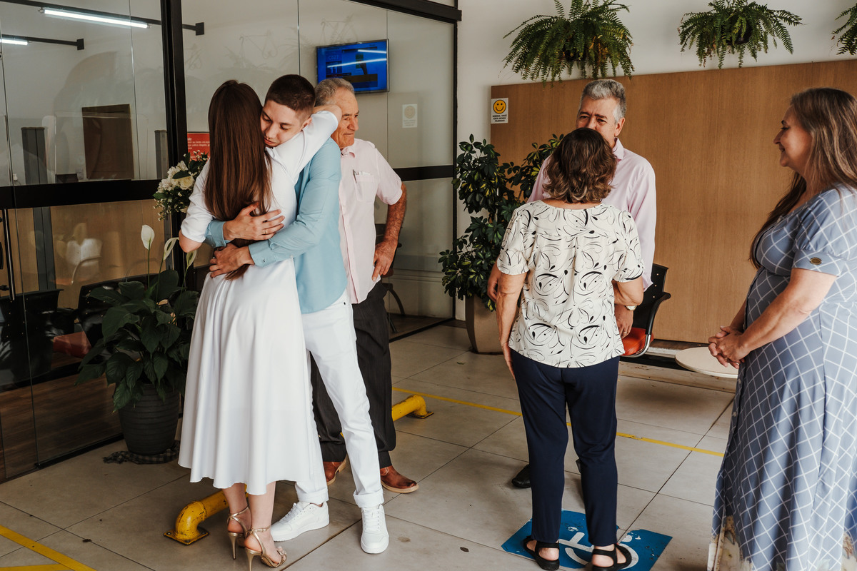 Casamento civil no 39º Cartório de São Paulo, com noivos felizes após a cerimônia.