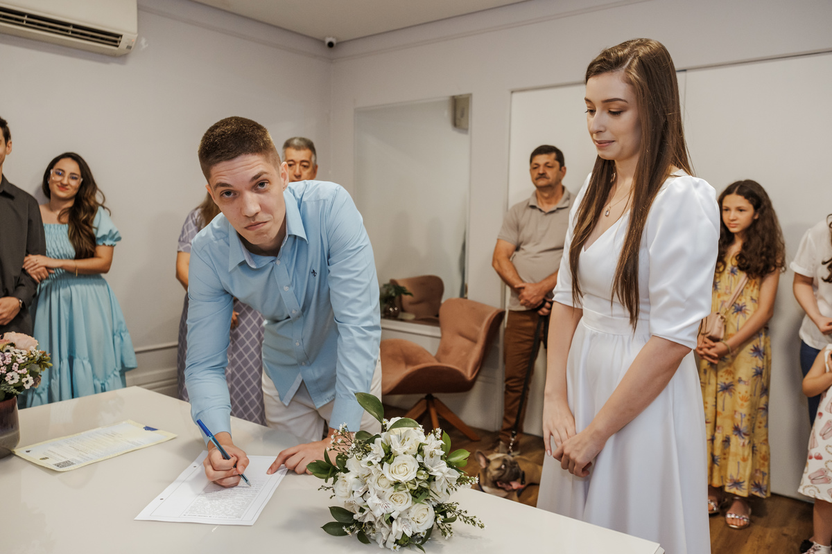 Casamento civil no 39º Cartório de São Paulo, com noivos felizes após a cerimônia.