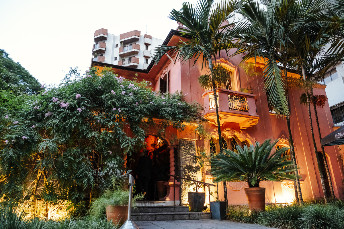 Recepção intimista em restaurante após casamento civil em São Paulo.