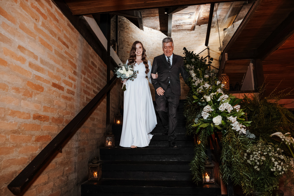 Recepção intimista em restaurante após casamento civil em São Paulo.