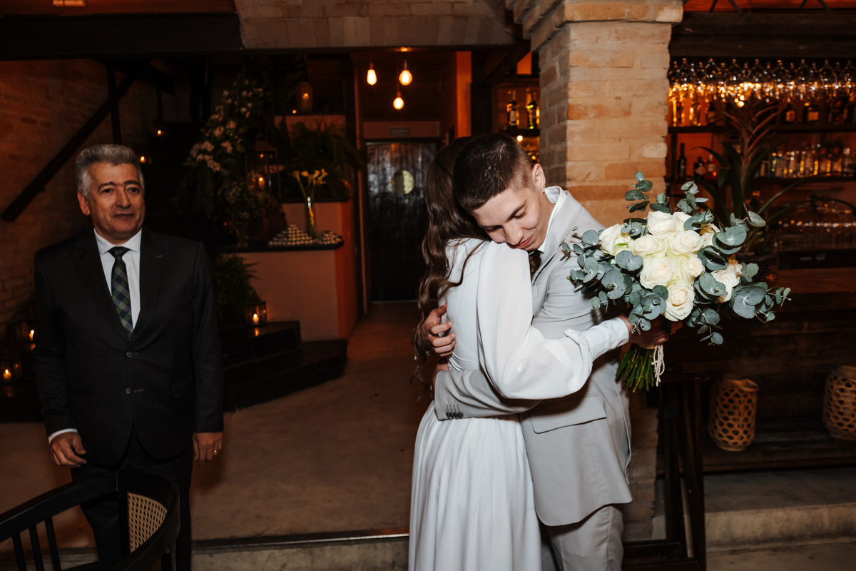 Recepção intimista em restaurante após casamento civil em São Paulo.