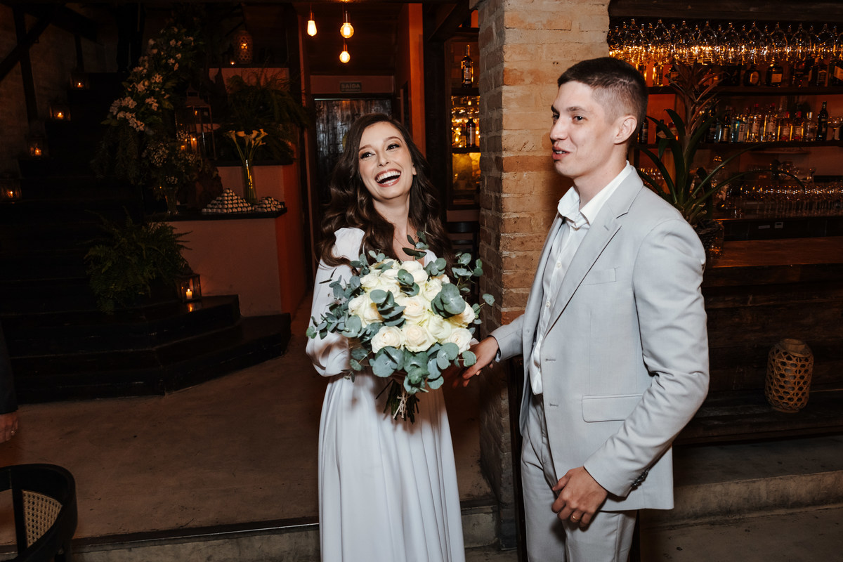 Recepção intimista em restaurante após casamento civil em São Paulo.
