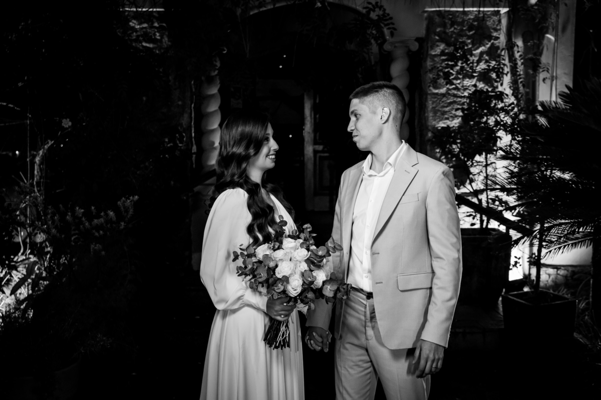 Ensaio pós-casamento no cartório, com fotos autênticas e naturais.