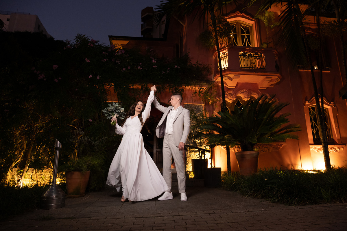 Ensaio pós-casamento no cartório, com fotos autênticas e naturais.