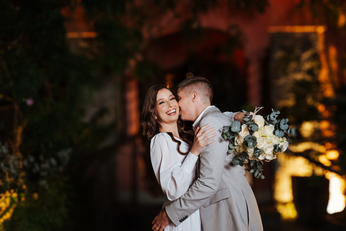 Ensaio pós-casamento no cartório, com fotos autênticas e naturais.