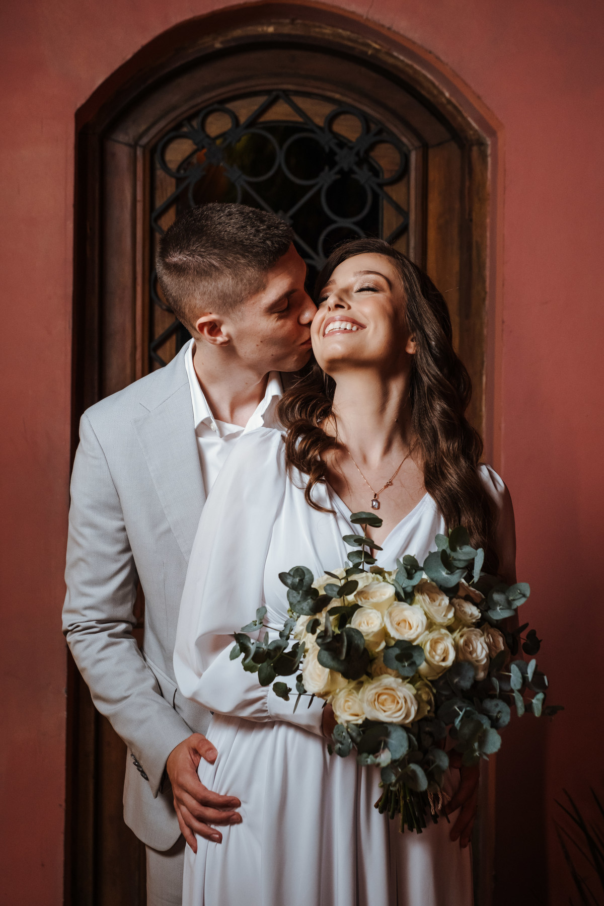 Ensaio pós-casamento no cartório, com fotos autênticas e naturais.