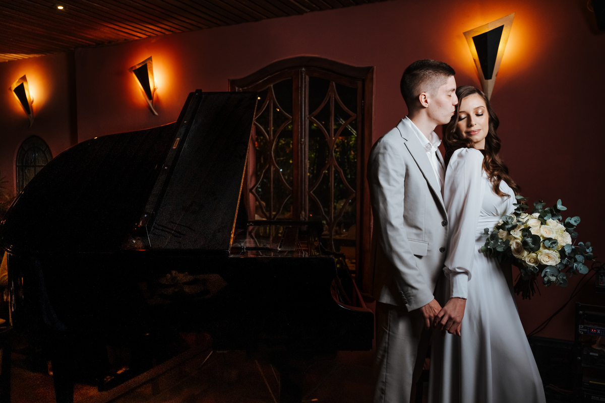 Ensaio pós-casamento no cartório, com fotos autênticas e naturais.