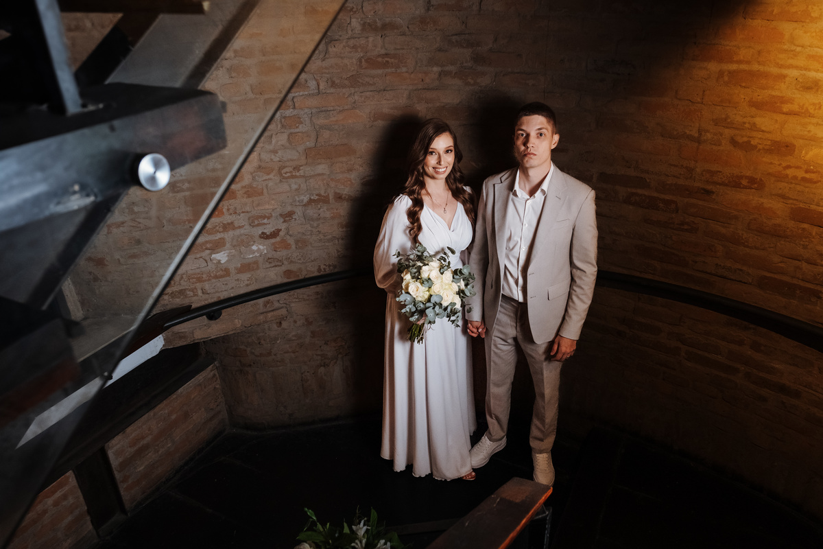 Ensaio pós-casamento no cartório, com fotos autênticas e naturais.