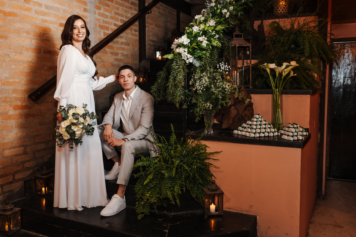 Ensaio pós-casamento no cartório, com fotos autênticas e naturais.