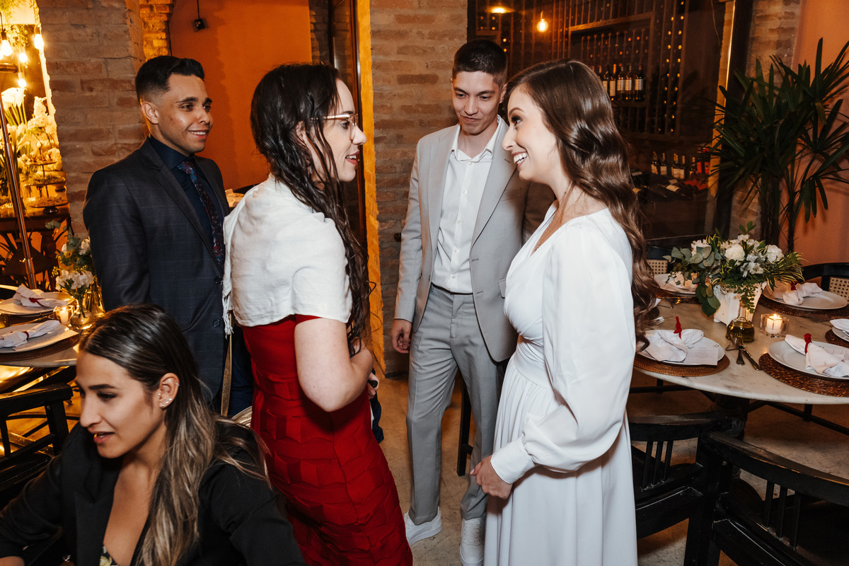 Recepção intimista em restaurante após casamento civil em São Paulo.
