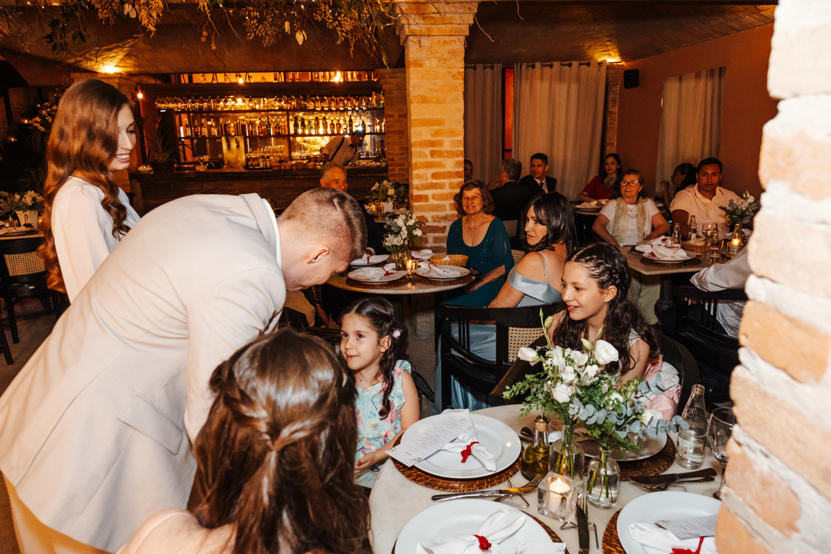 Recepção intimista em restaurante após casamento civil em São Paulo.