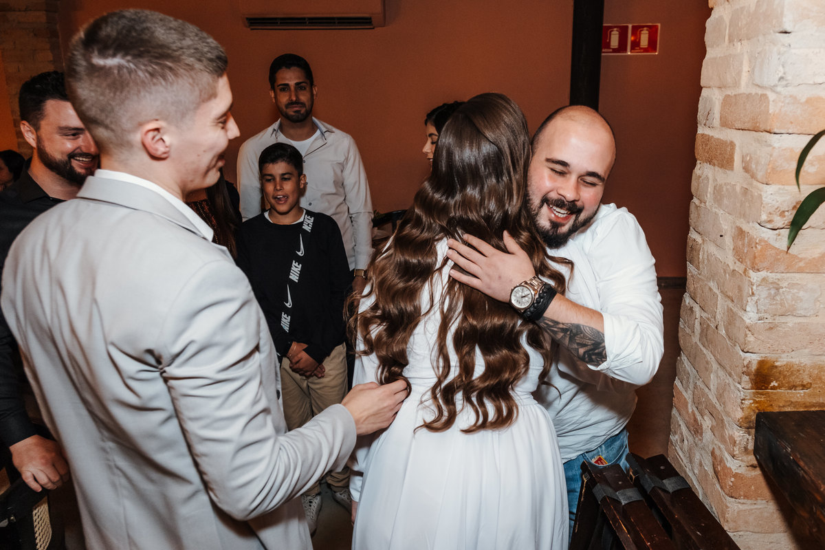 Recepção intimista em restaurante após casamento civil em São Paulo.