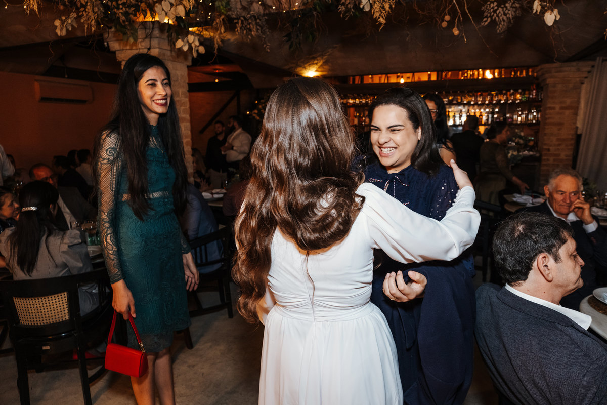 Recepção intimista em restaurante após casamento civil em São Paulo.