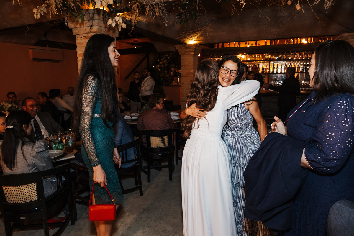 Recepção intimista em restaurante após casamento civil em São Paulo.